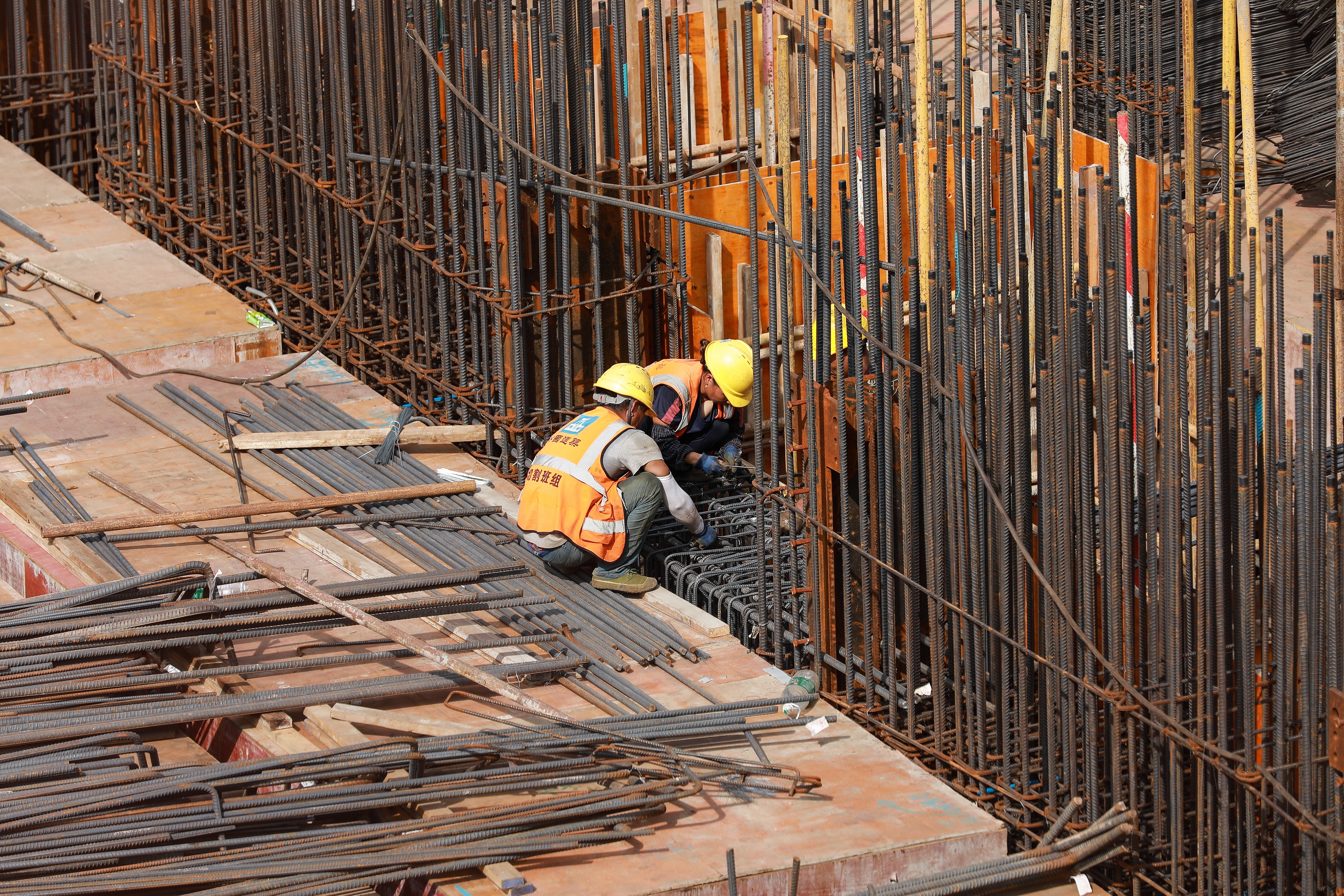 1.工人正在前海综合交通枢纽项目工地加紧施工.jpg