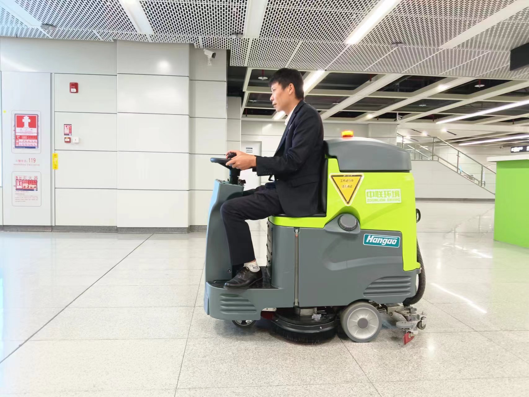 工作人员操作扫地机.jpg